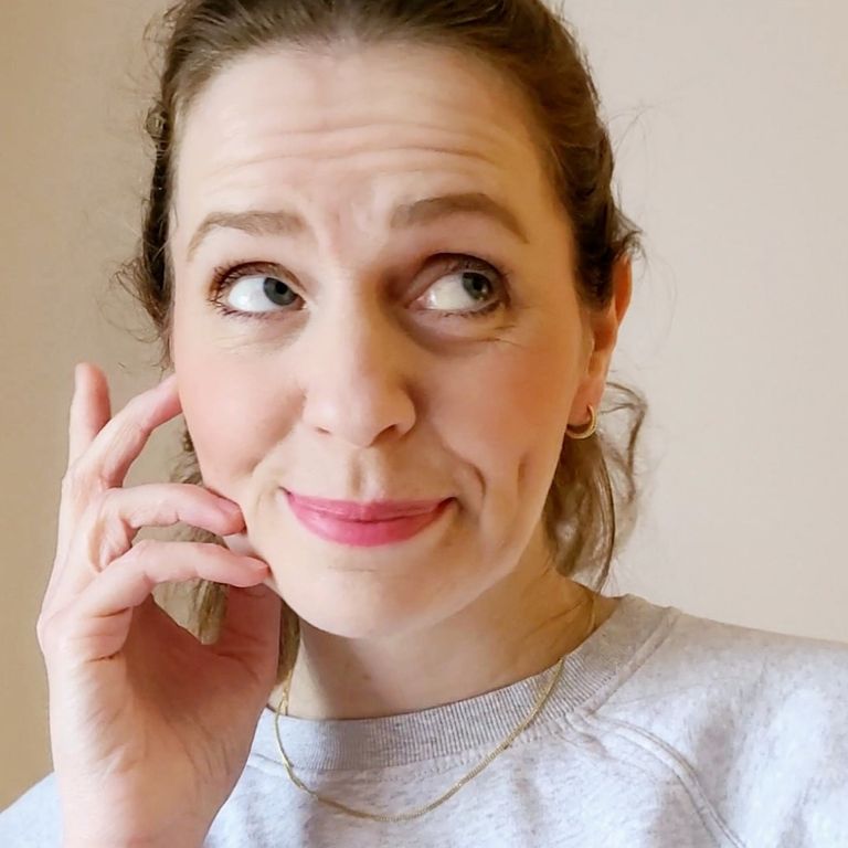 Die junge Autorin Miri Smith blickt lächelnd und nachdenklich nach oben.