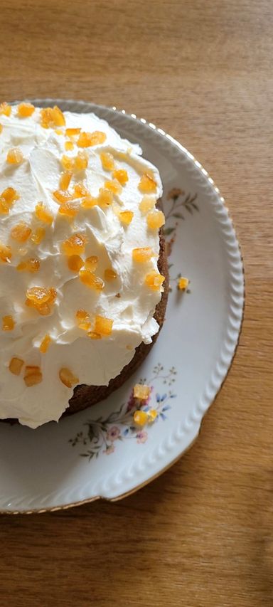 Ein Carrot Cake mit Frischkäsehaube und Orangeat.